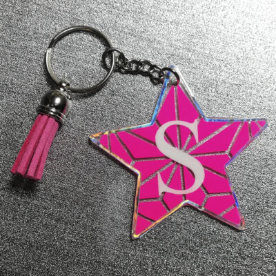 LLAVERO ESTRELLA FUCSIA CON INICIAL BLANCA