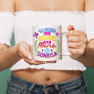 Taza La curva más hermosa de mi mamá es su sonrisa.