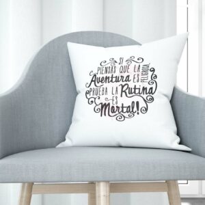 Cojín tacto algodón - Si piensas que la aventura es peligrosa, prueba la rutina, es mortal