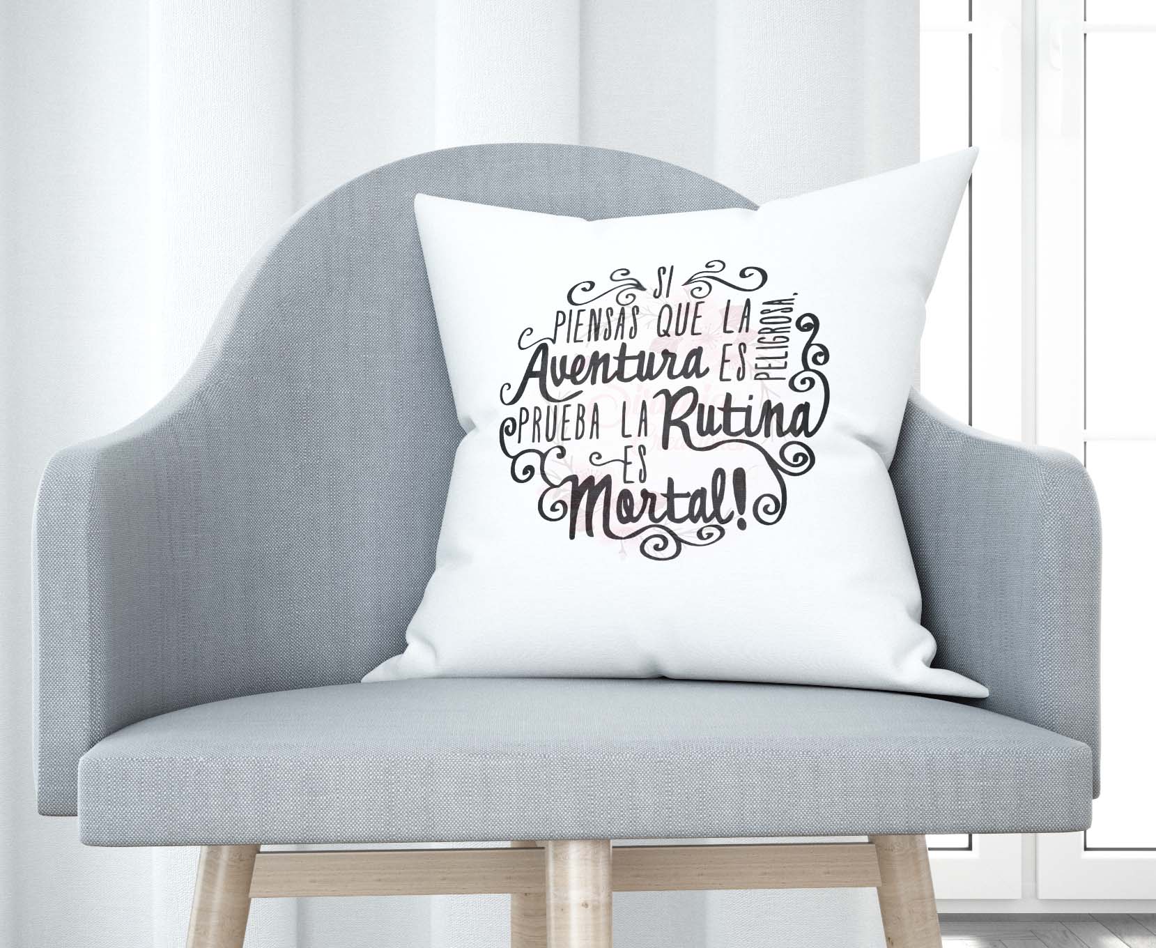 Cojín tacto algodón - Si piensas que la aventura es peligrosa, prueba la rutina, es mortal